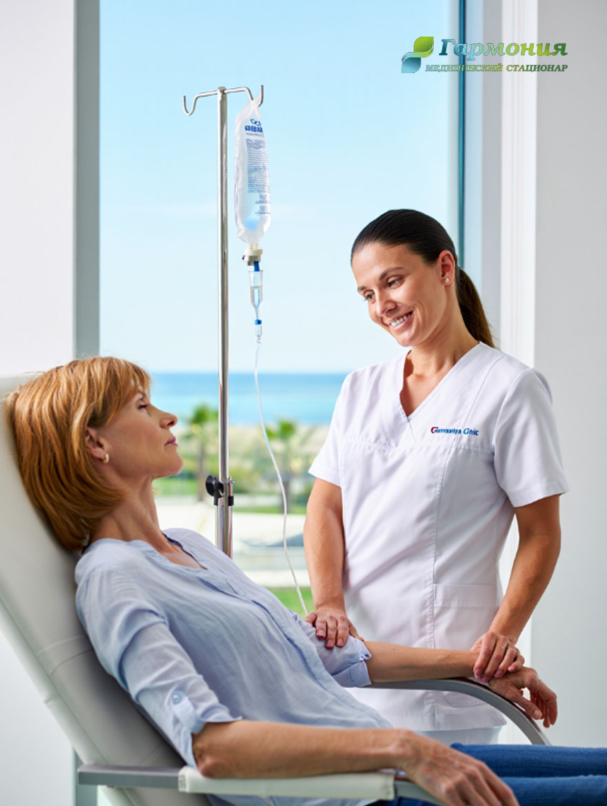 Врач и пациент с капельницей на фоне берега Алматы