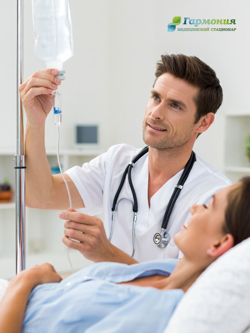 Врач ставит капельницу пациенту